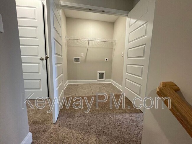 Building Photo - 3035 Venetian Dr