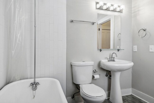 Building Photo - Restored Victorian Duplex | 3BR/2BA in Downtown Savannah Near Forsyth Park