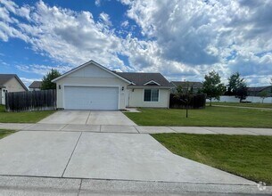 Building Photo - Stunning Ranch Style Home in Coeur D Alene...