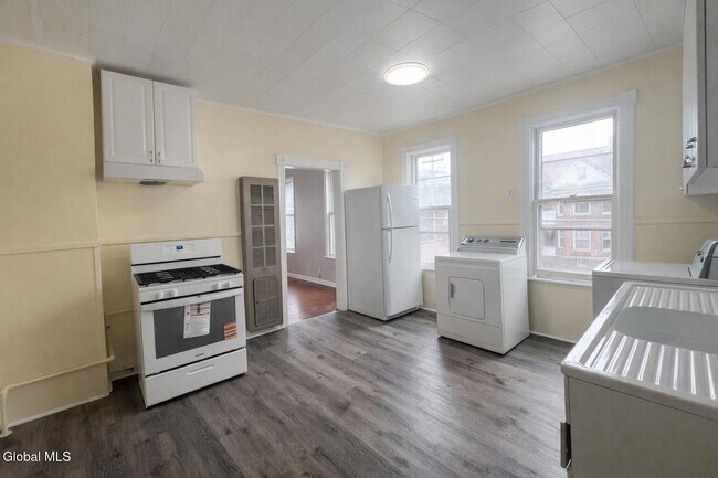 Building Photo - 300 Division St