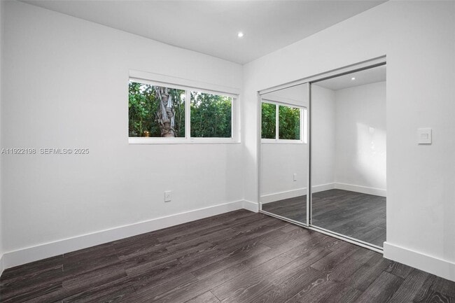 Building Photo - 10618 NE 11th Ct