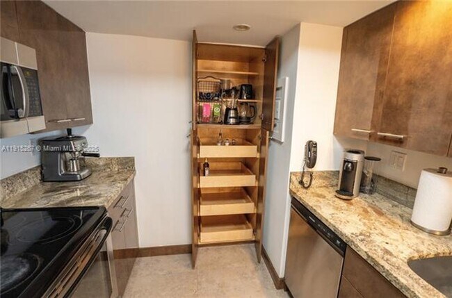 Building Photo - 1717 N Bayshore Dr