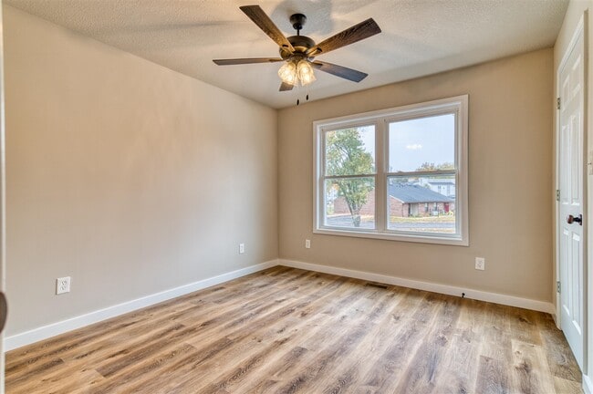 Building Photo - 913 W 9th St