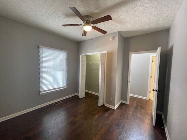 Building Photo - STYLISHLY UPDATED 3 BEDROOM CONDO IN LENNOX COURT