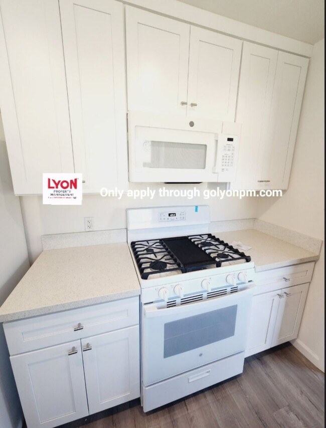 Building Photo - Fully renovated halfplex- Available Now!