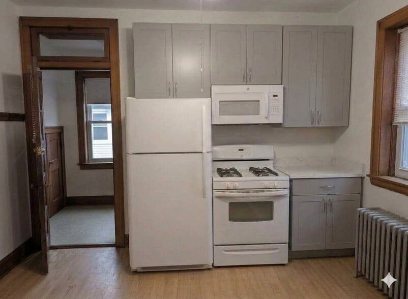 Kitchen - Full - 5655 W Ainslie St