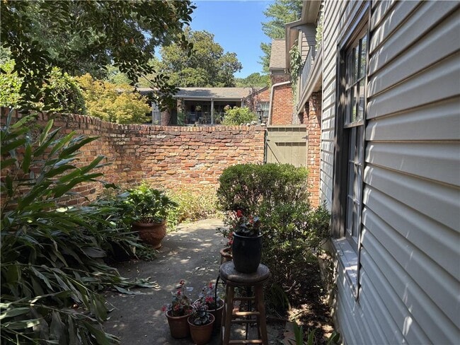 Building Photo - 3105 Colonial Way