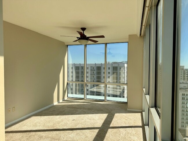 Building Photo - Beautiful Downtown Condo