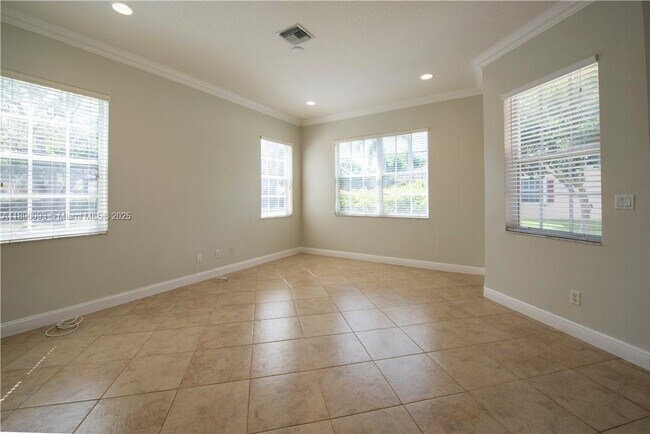 Building Photo - 3371 Lakeside Dr
