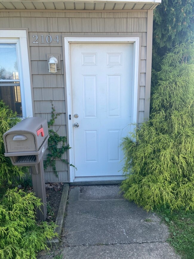 Building Photo - 2104 Emerson Ave