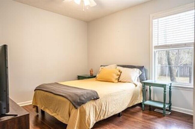 Building Photo - 475 Northview Dr