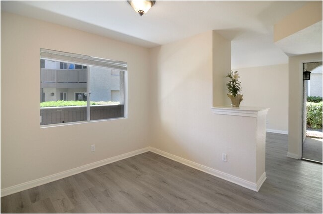 Building Photo - 1 Bedroom Condo - Ritz Pointe!