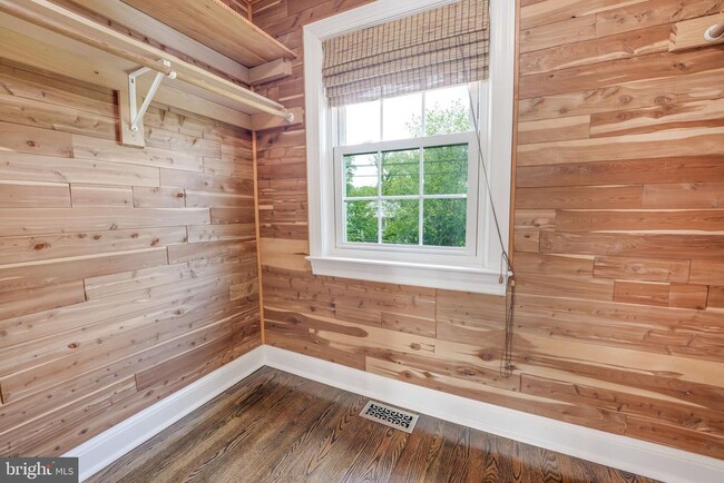 Building Photo - 1408 Foxhall Rd NW