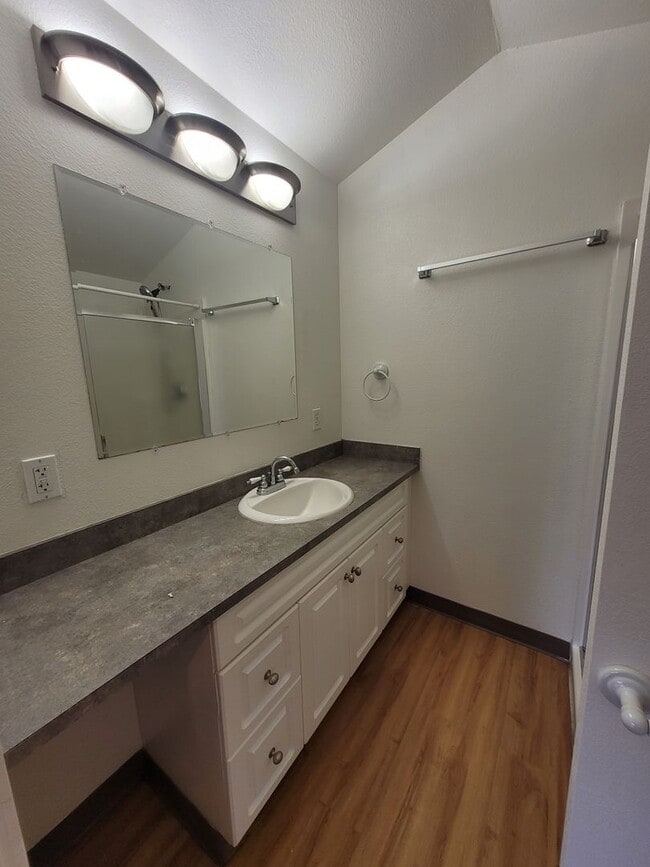 Building Photo - MOVE IN SPECIAL $1,000 OFF   4BD/2BA Duplex