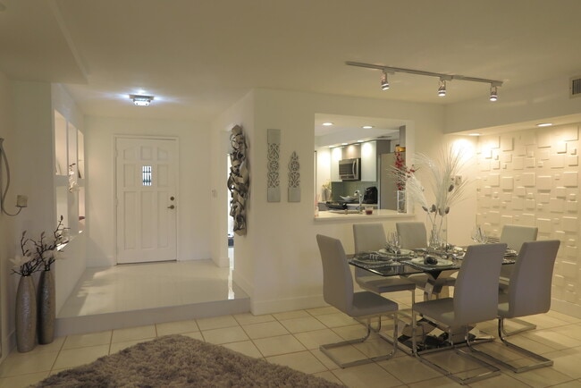 Building Photo - 7875 La Mirada Dr