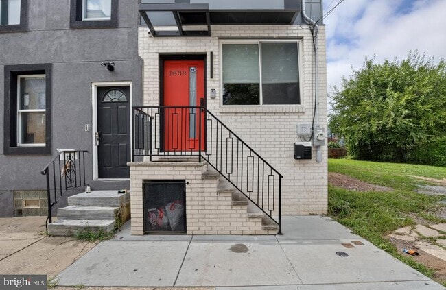 Building Photo - 1838 E Oakdale St