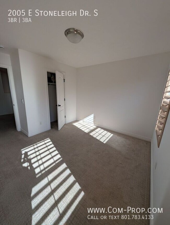 Building Photo - 2005 Stoneleigh Dr S