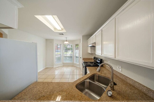 Building Photo - 305 Golden Oak Dr