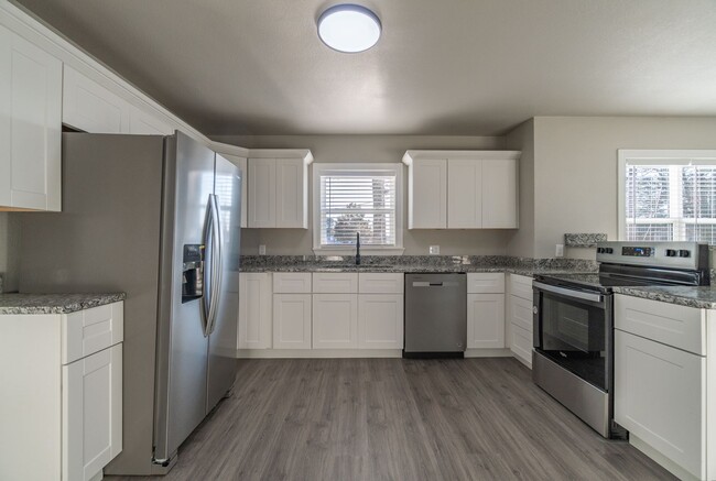 Building Photo - Beautiful Newly Remodeled 3 Bed / 2 Bath H...