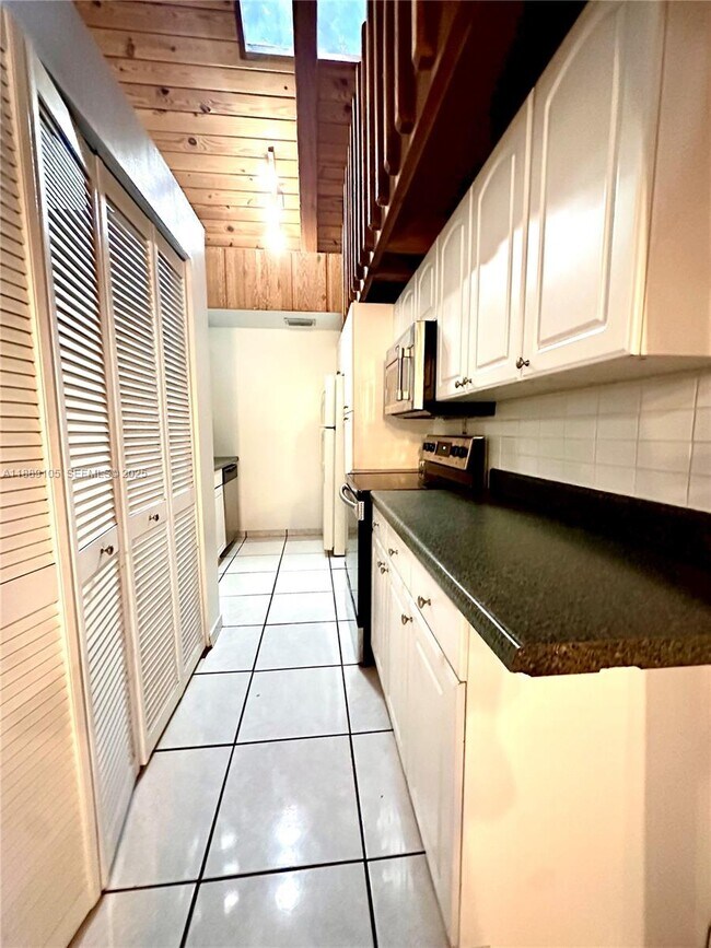 Building Photo - 497 N University Dr