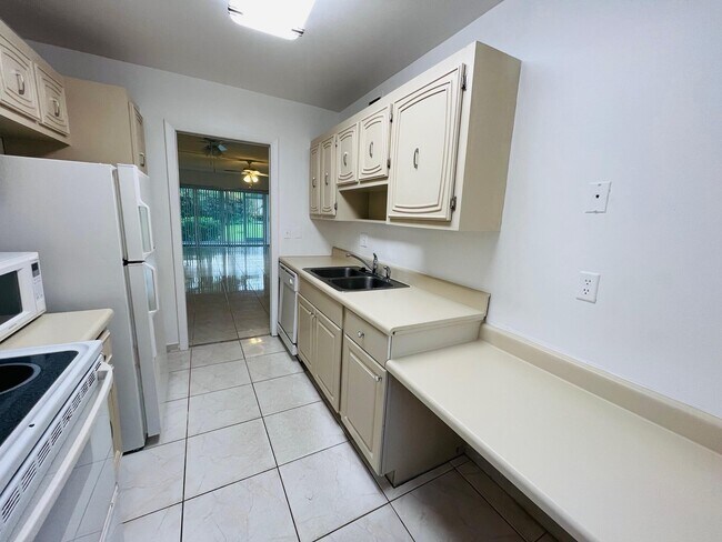 Building Photo - 2600 SW 22nd Ave
