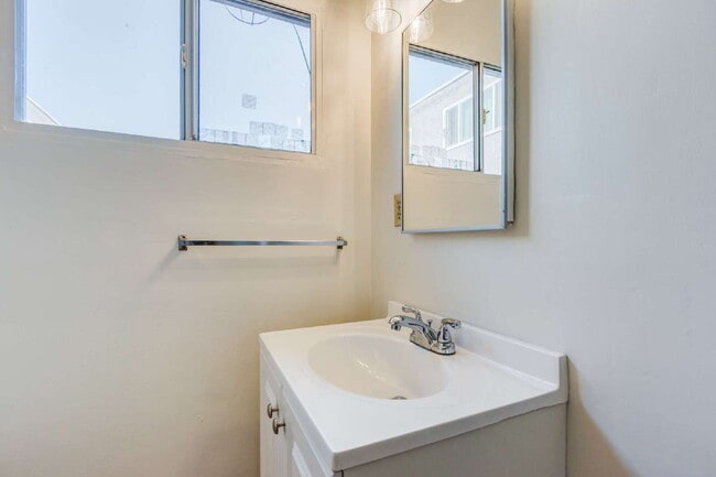 Building Photo - Fully Renovated Gem!
