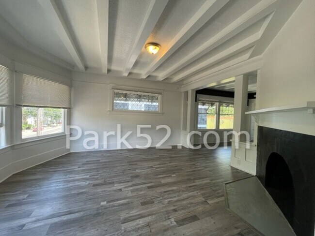 Building Photo - 2 Bedroom 1 Bathroom Duplex
