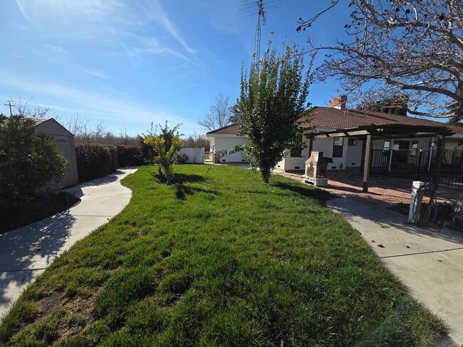 Building Photo - Gorgous 3 Bedroom 2/5 Bath Country Home