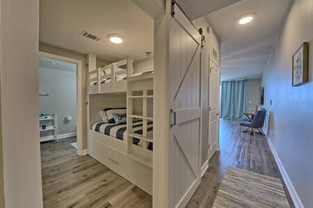 Building Photo - 9900 S Thomas Dr