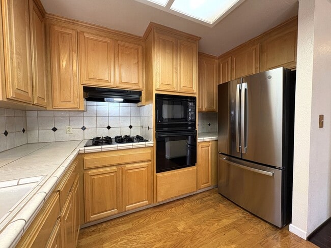 Building Photo - Spacious 3BD/2BA Redwood City Home | Two L...
