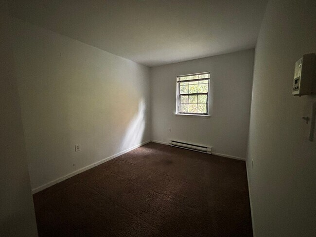 Building Photo - 3BR Townhome with garage! This house will ...