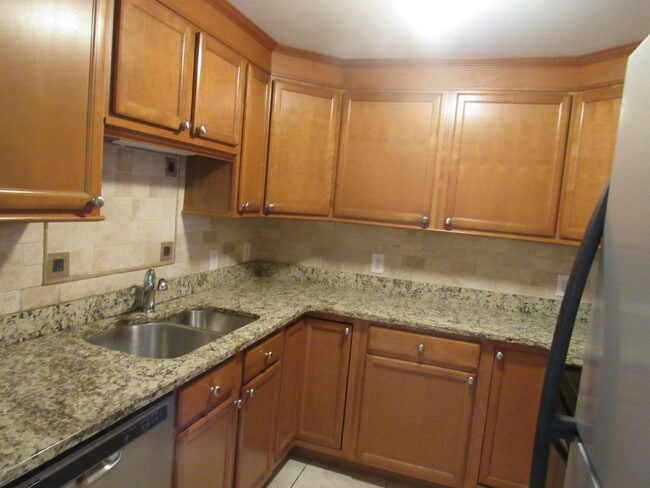 Building Photo - Londonderry 3 Bedroom Available NOW for Rent!