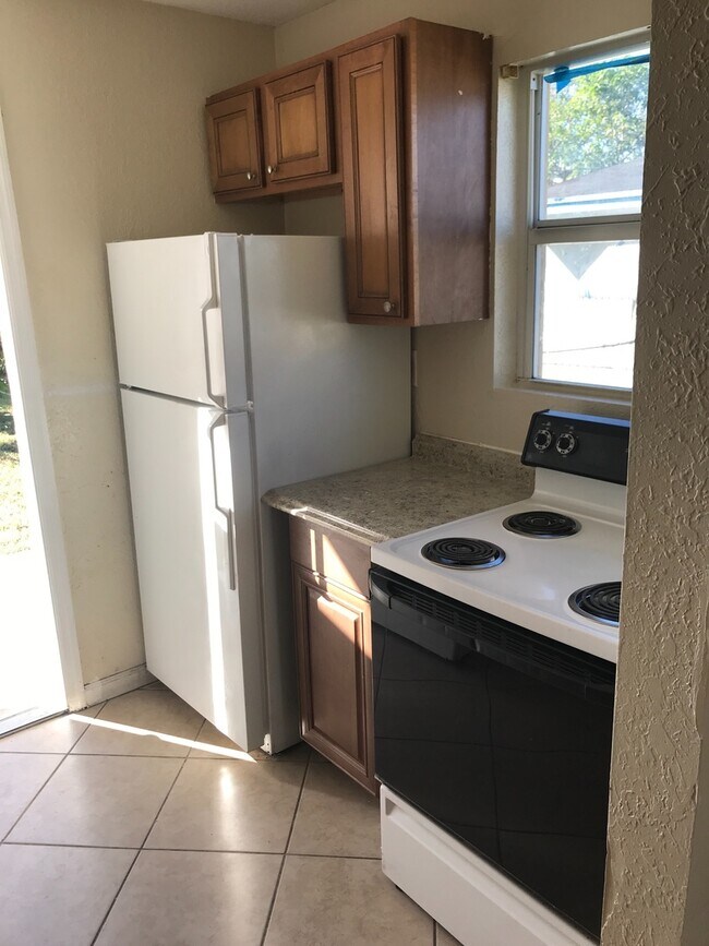 Building Photo - Nice 2-1 house with central air