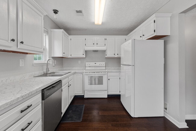 Building Photo - 364 Forest Hill Dr