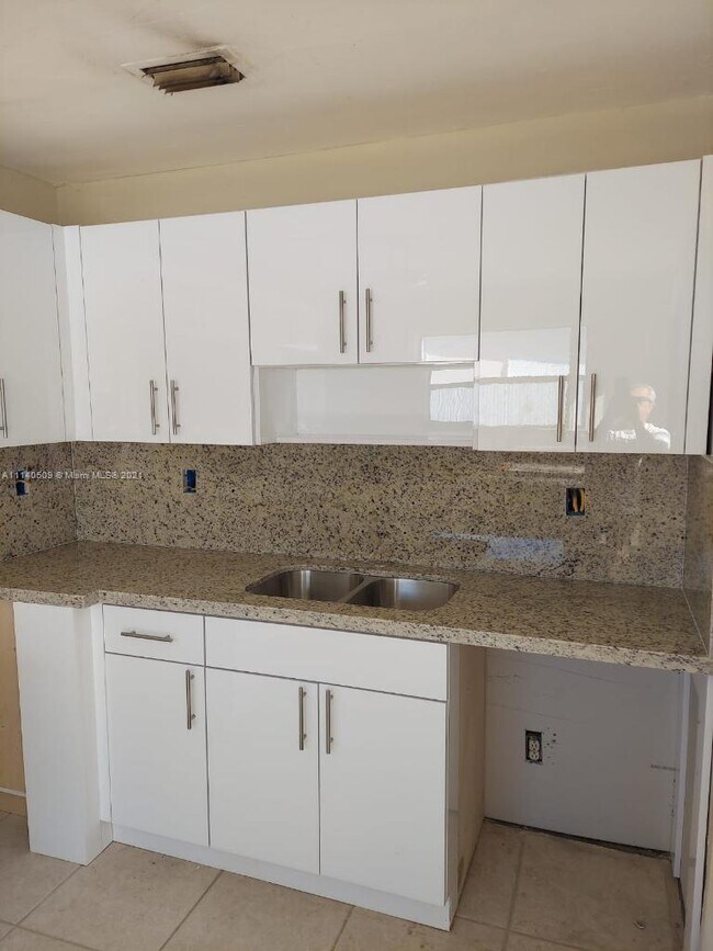 Building Photo - 5810 SW 38th Ct