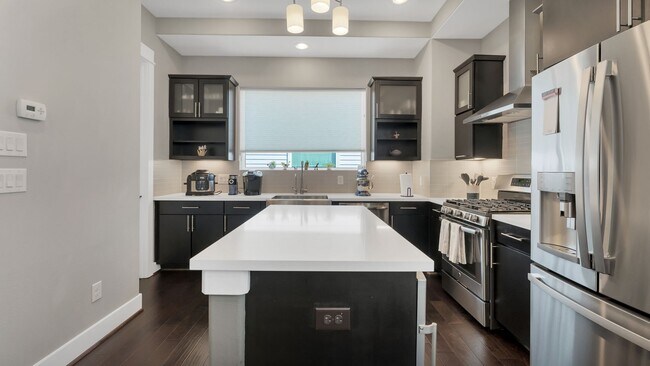Building Photo - 607 Bayou St