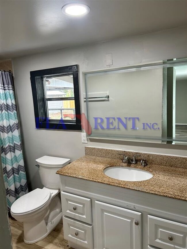 Building Photo - **3/2 lovely home with separate 1/1 In law suite**