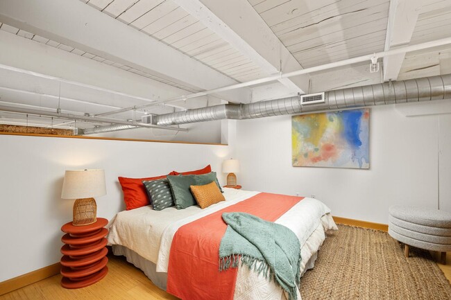 Building Photo - Gorgeous loft in a converted window factor...