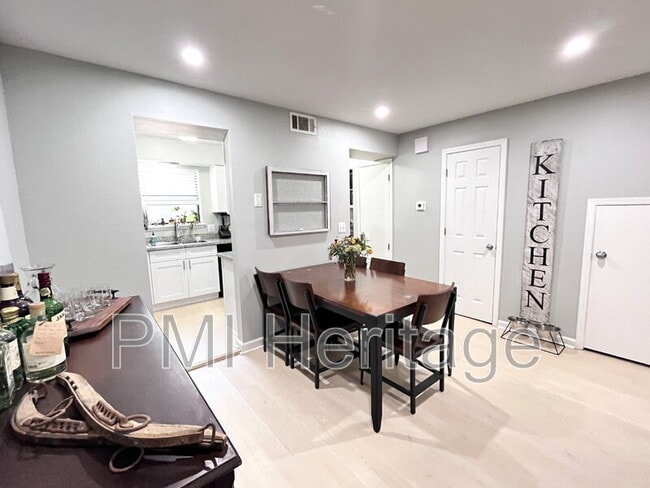 Building Photo - 1373 E Sequoyah Ct