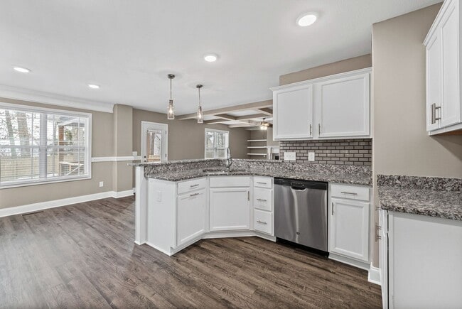 Building Photo - Pet Friendly Three Bedroom with Bonus!