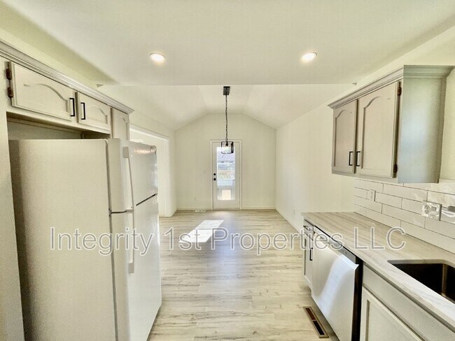 Building Photo - 905 SW Foxtail Dr