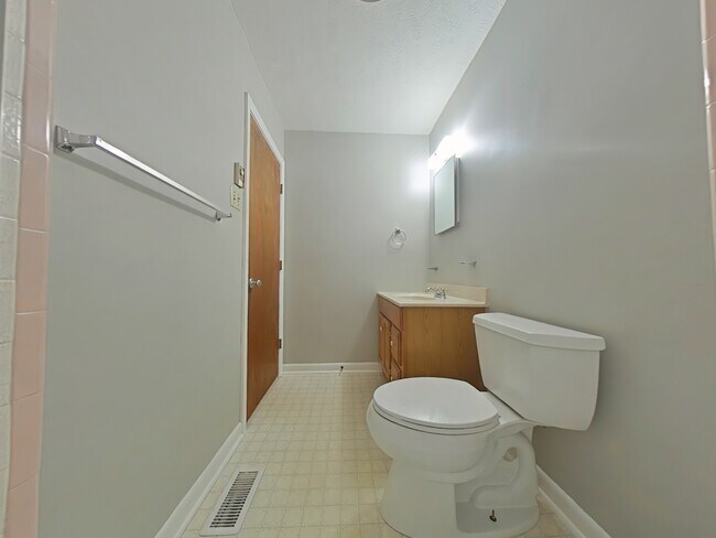 Building Photo - 3320 Forest Lake Dr