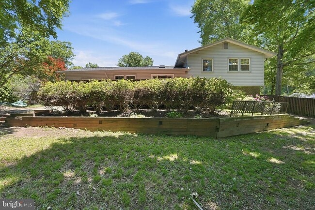 Building Photo - 8609 Woodview Dr