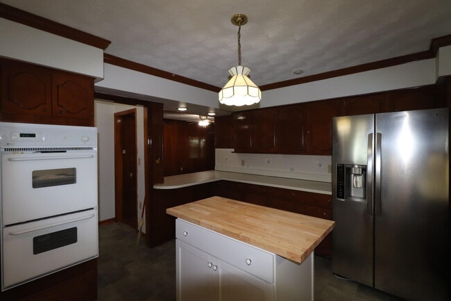 Building Photo - 204 Weil Ln