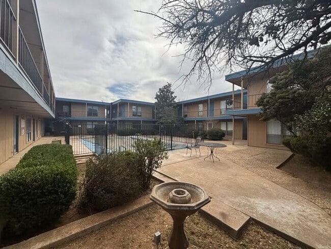 Building Photo - Fall Into A Spacious Home