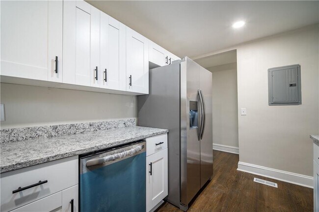 Building Photo - 2137 Delowe Dr