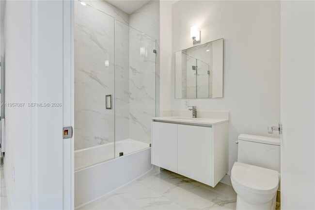 Building Photo - 700 NE 24th St