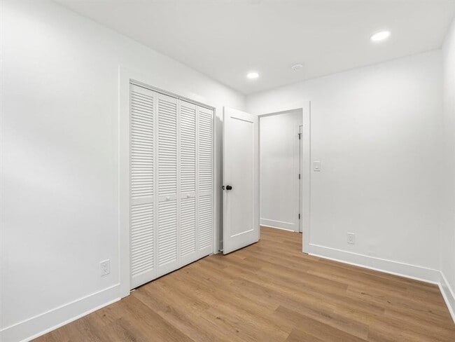 Building Photo - 454 Oak Dr SE