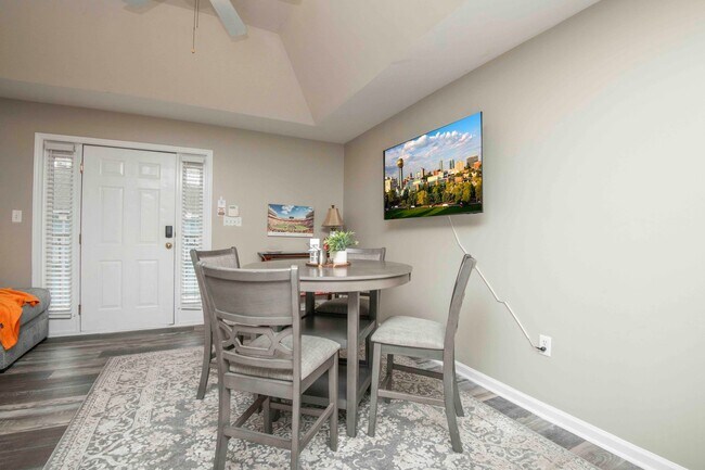 Building Photo - Knoxville 37916 - 3 bedroom, 2 bath condo in UT area, Short term rental considered @ $3400 a mont...