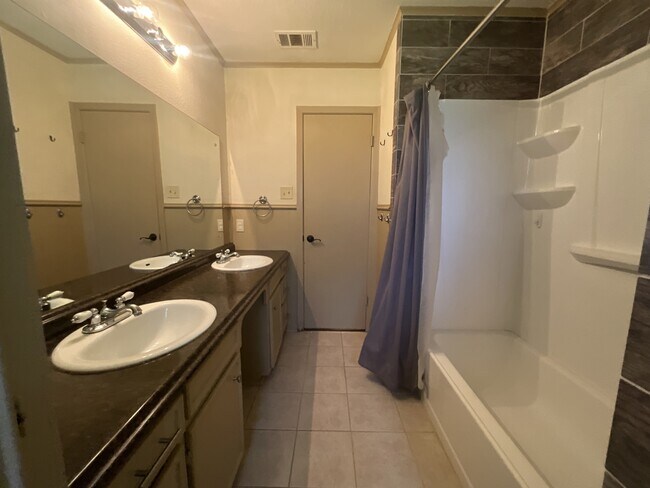 Building Photo - 530 Hilliard Dr